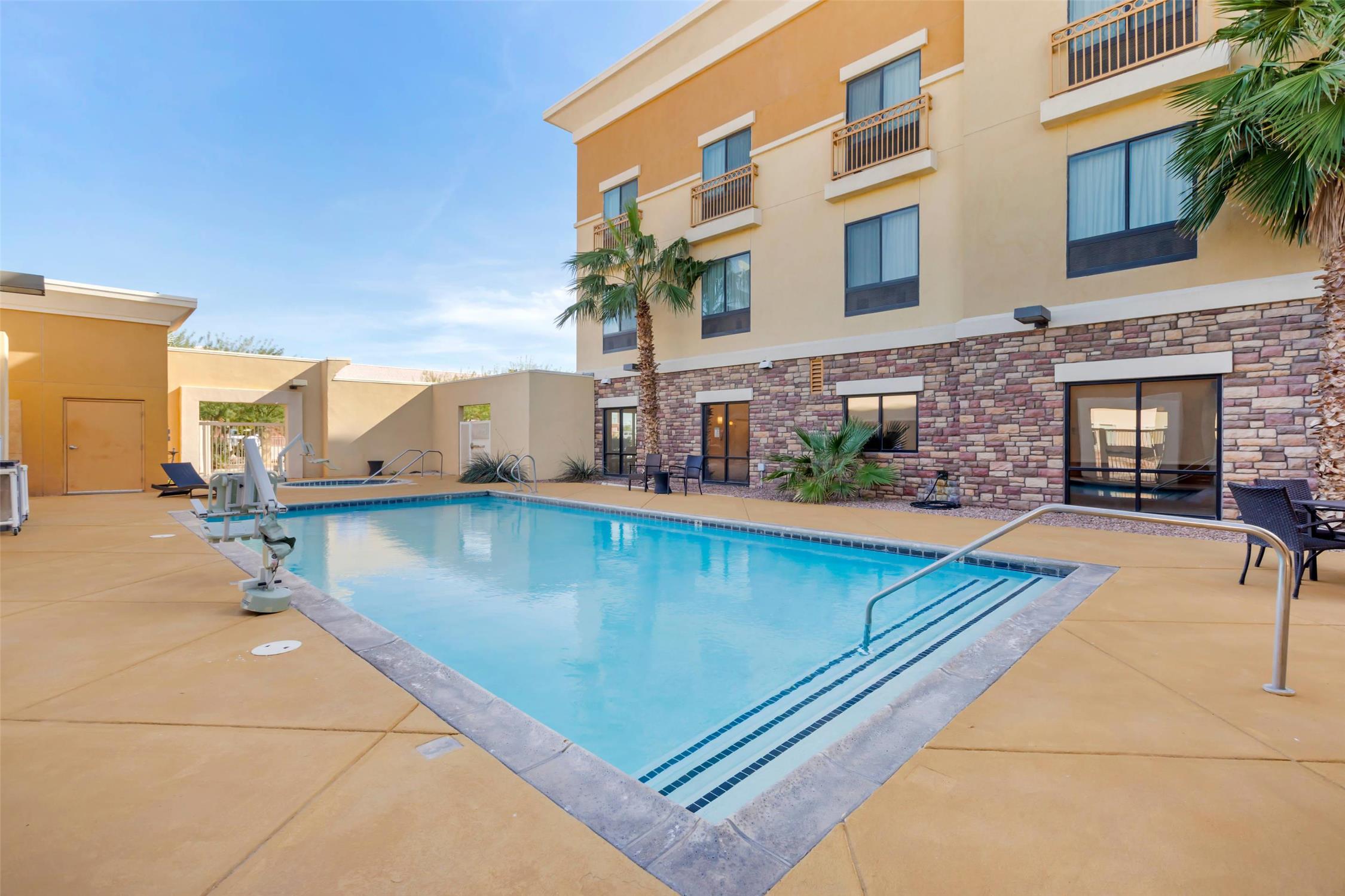 Comfort Suites Blythe, CA 48/49