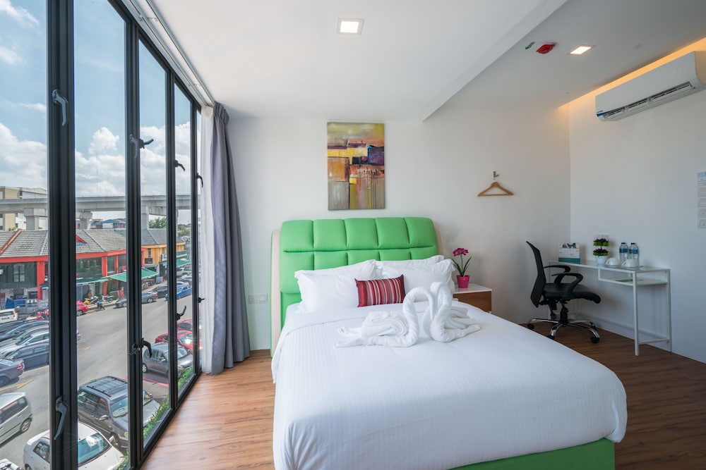EXECUTIVE, QUEEN BED, CITY VIEW