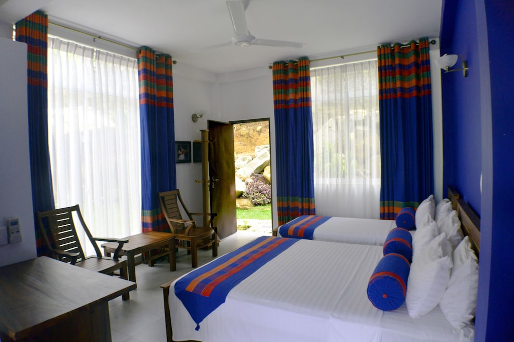 Baywatch Rumassala Villa 20/50