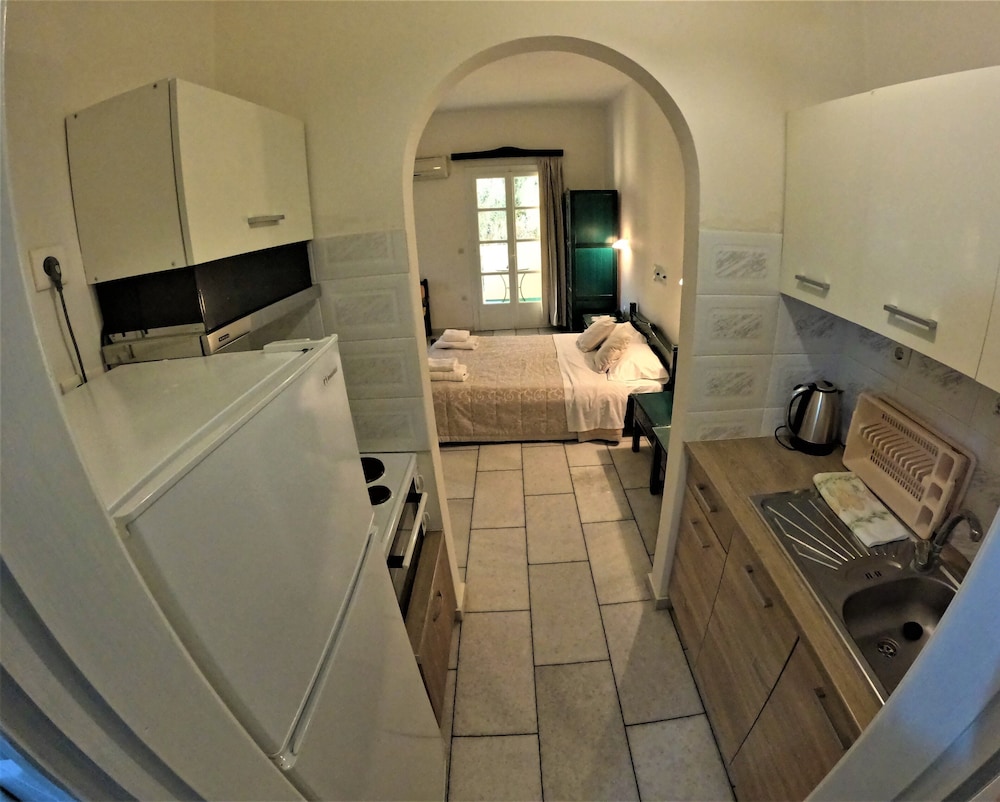 Studios Vrettos 50/50