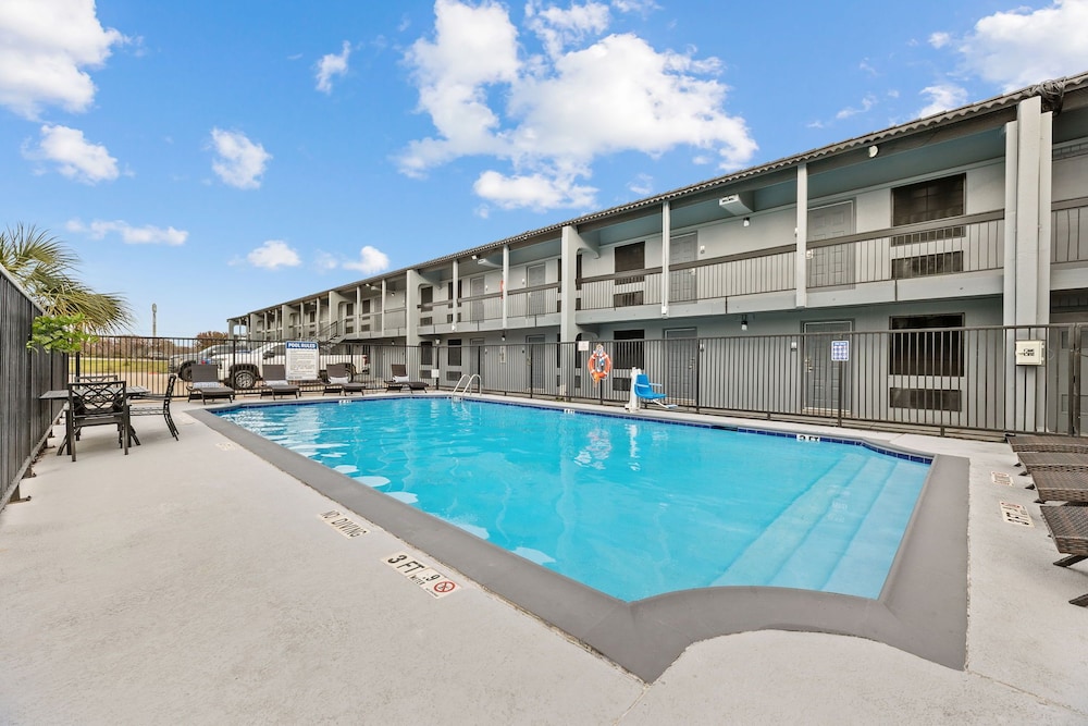 Super 8 by Wyndham Texas City 4/50