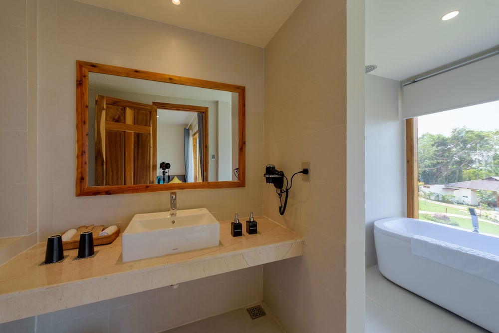 Camia Resort & Spa 70/71