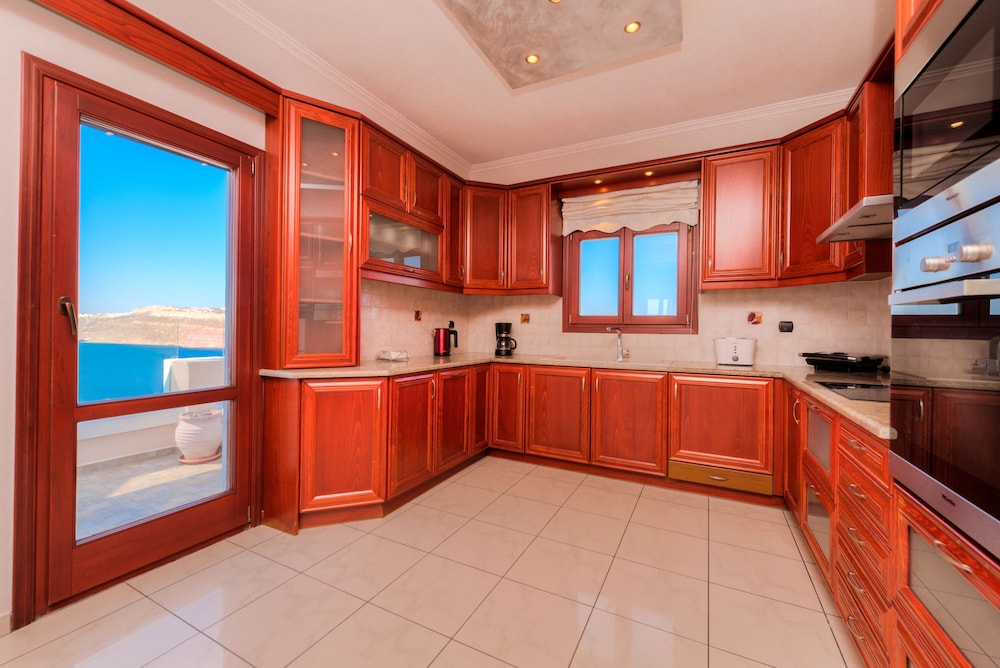 Akrotiri Apartments 50/50