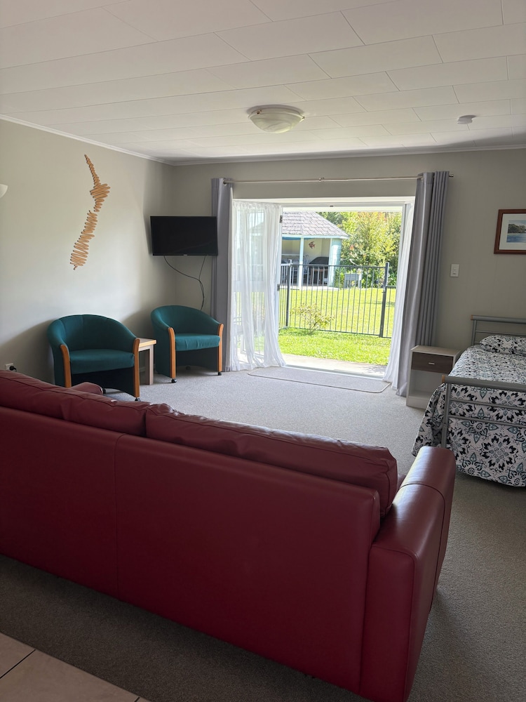 Ash Grove Boutique Motel 57/70