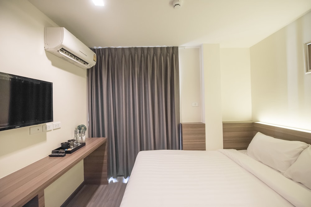 ROOM, QUEEN BED, BALCONY
