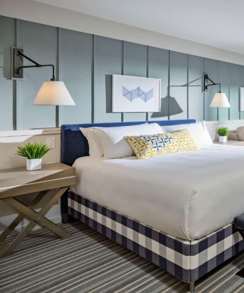 Room, King Bed, Partial Coast View, Accessible