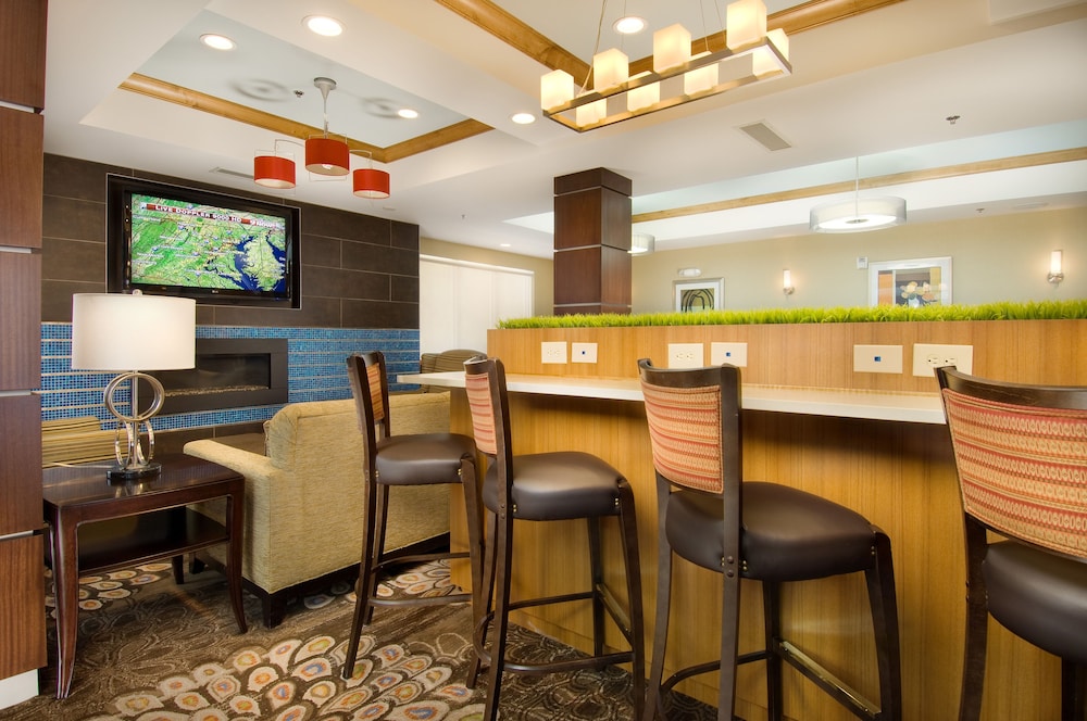 Holiday Inn Express Suites Alexandria Fort Belvoir 53/73