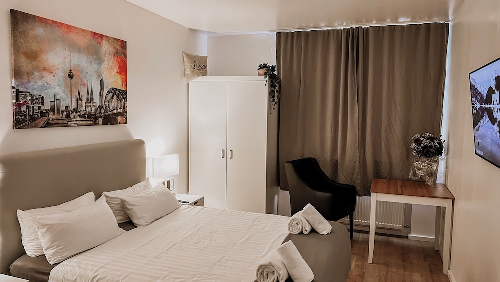 City, Queen Bed, River View