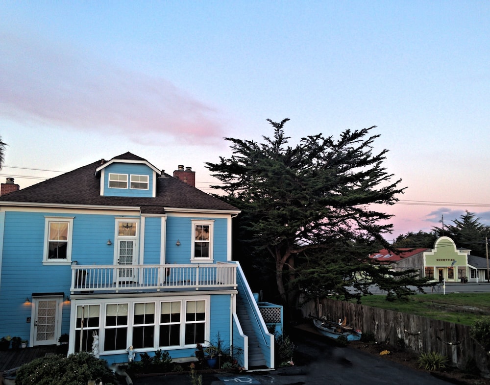 Captain's Inn At Moss Landing 2/74