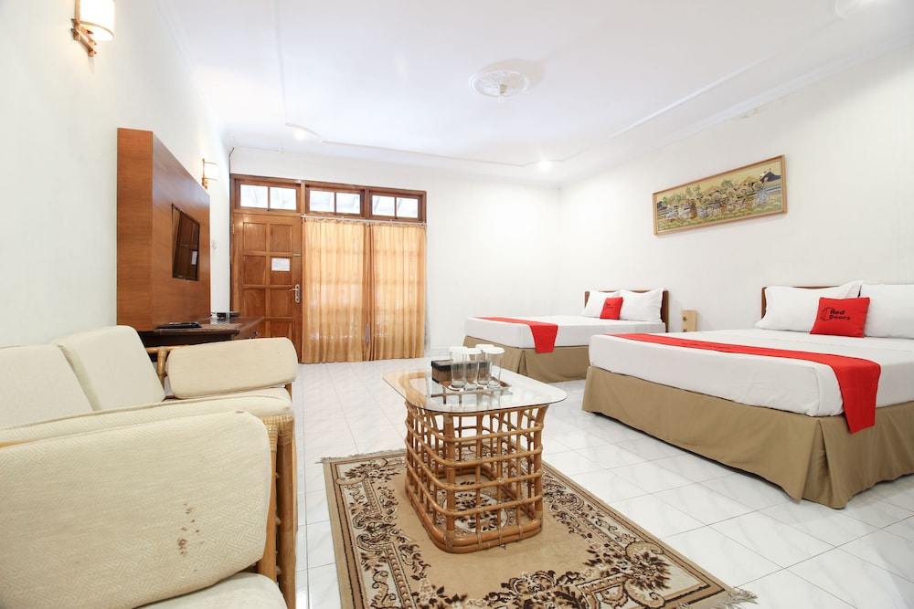 Reddoorz Plus Near Alun Alun Selatan 2 16/32