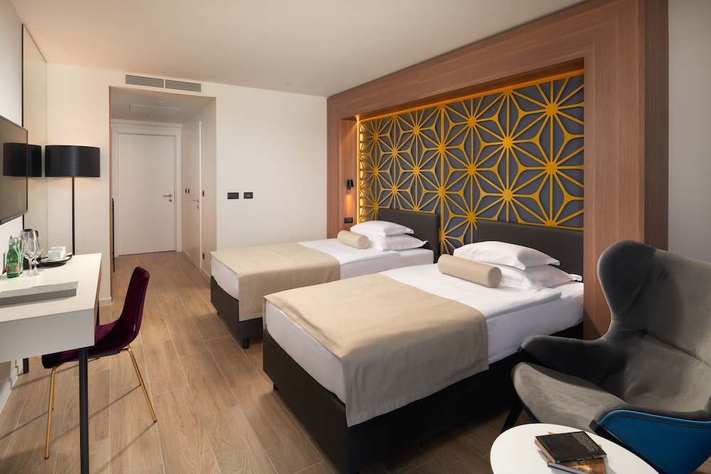 Amphora Hotel 20/80