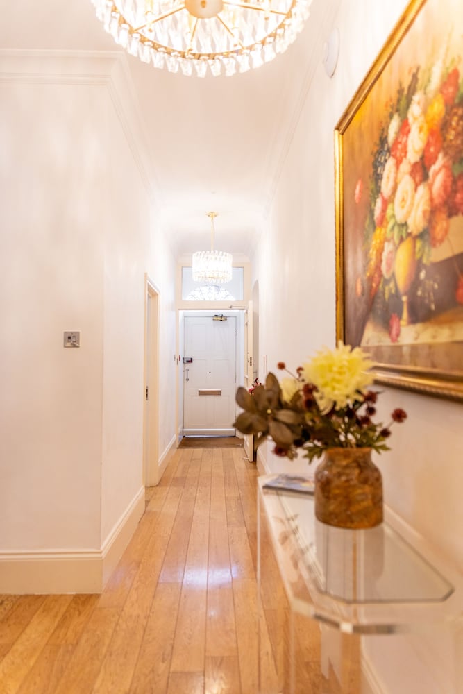 Mayfair Guesthouse 50/50
