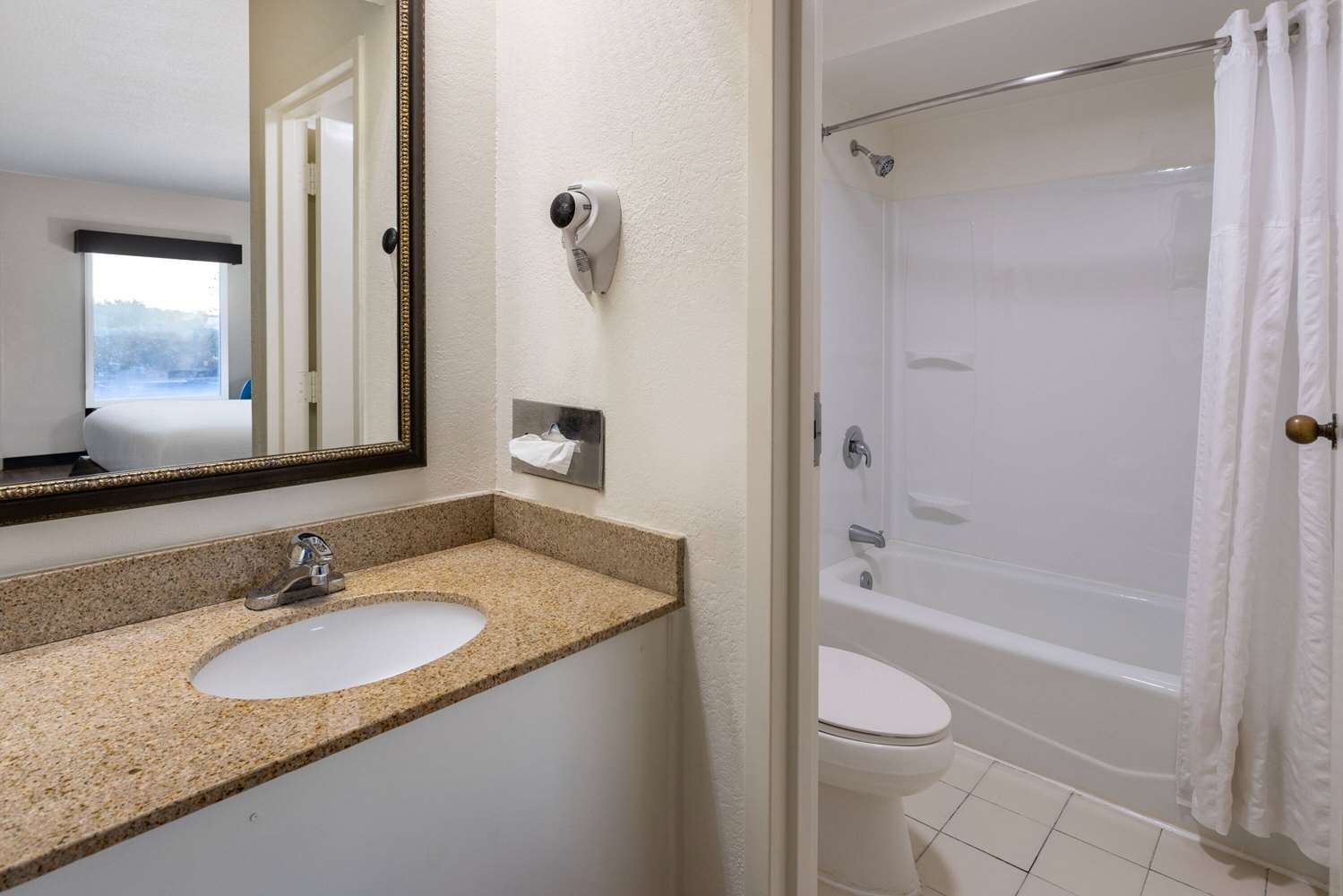 Studio6 Suites Jacksonville, NC 28/34