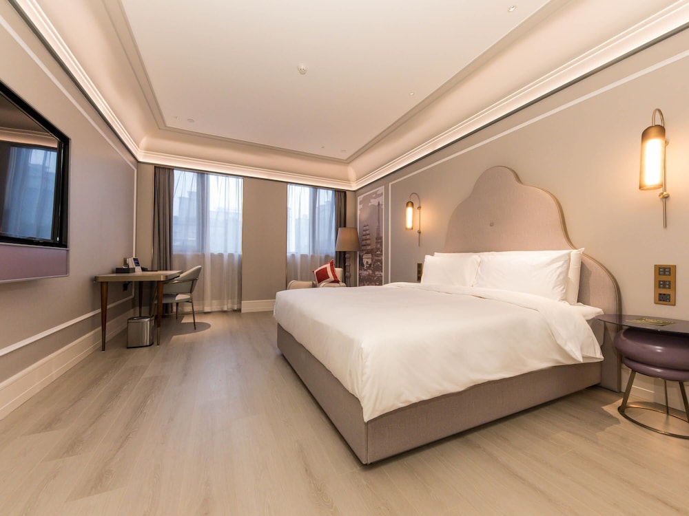 PRIVILEGE, KING BED