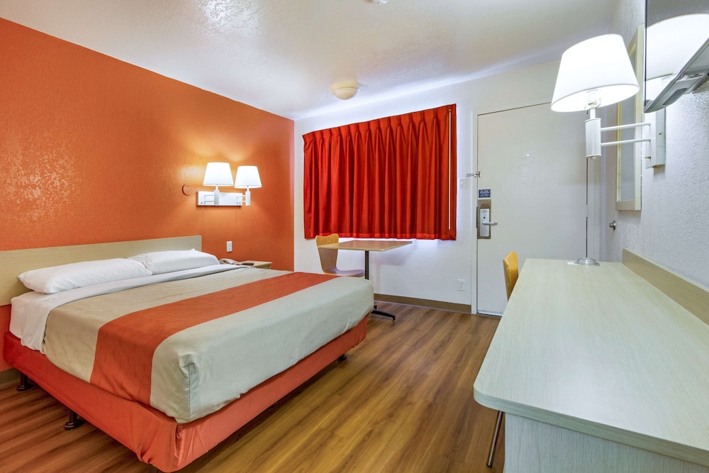 STANDARD, QUEEN BED