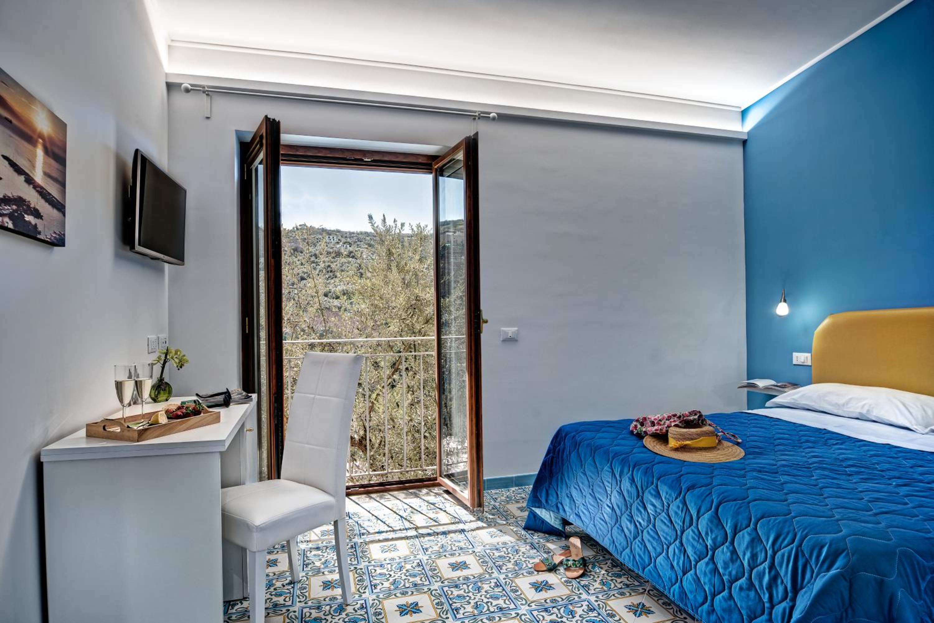 Room, Partial Sea View