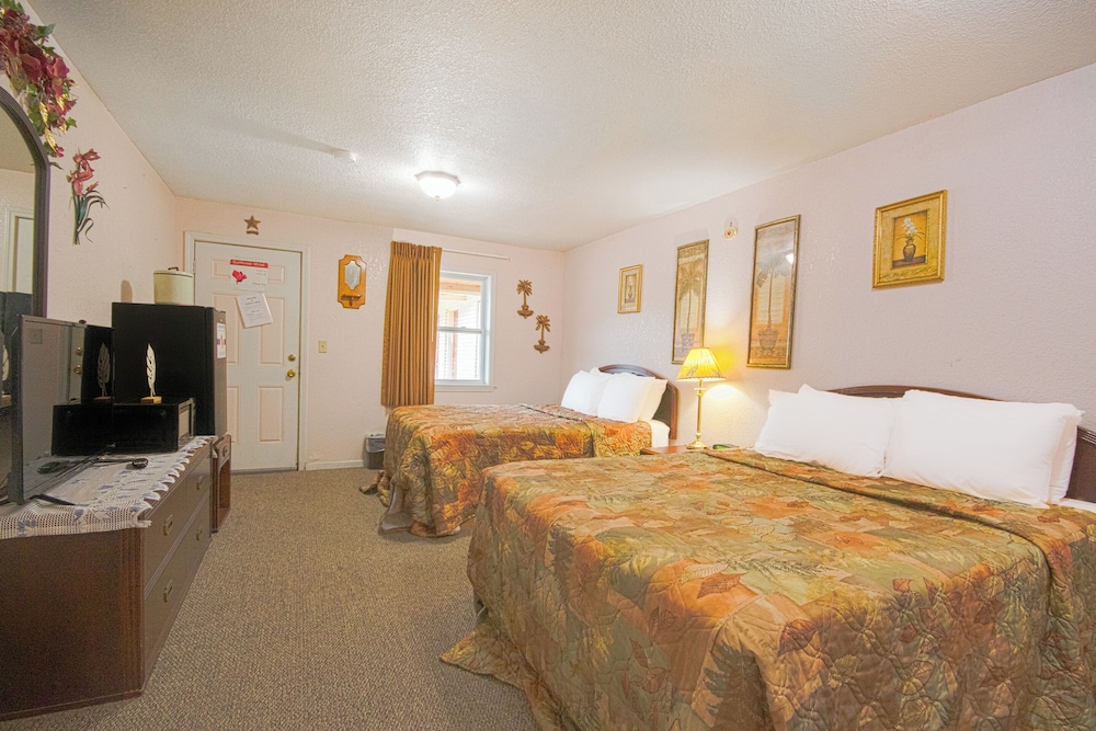 Sunflower Motel Hiawatha By OYO 33/53