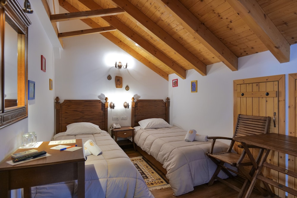 Bineri Hotel Gjirakastra 35/52