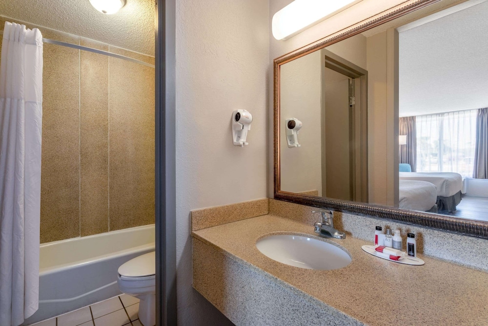 Days Inn by Wyndham Titusville Kennedy Space Center 13/37