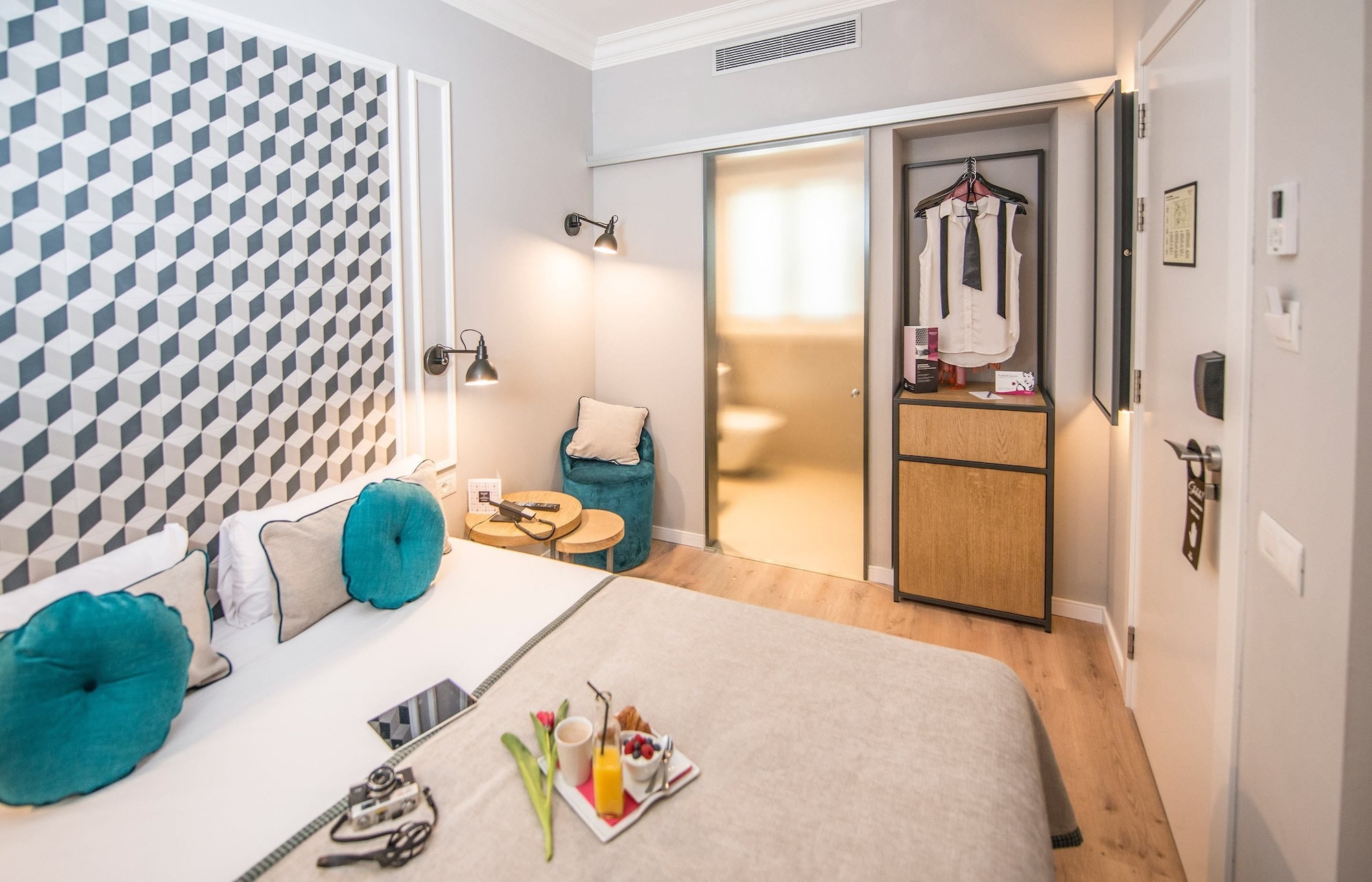 ROOM, DOUBLE BED