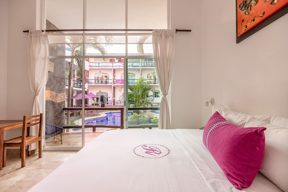 DELUXE, KING BED