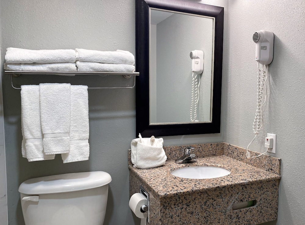 Travelodge By Wyndham Bloomington 35/62