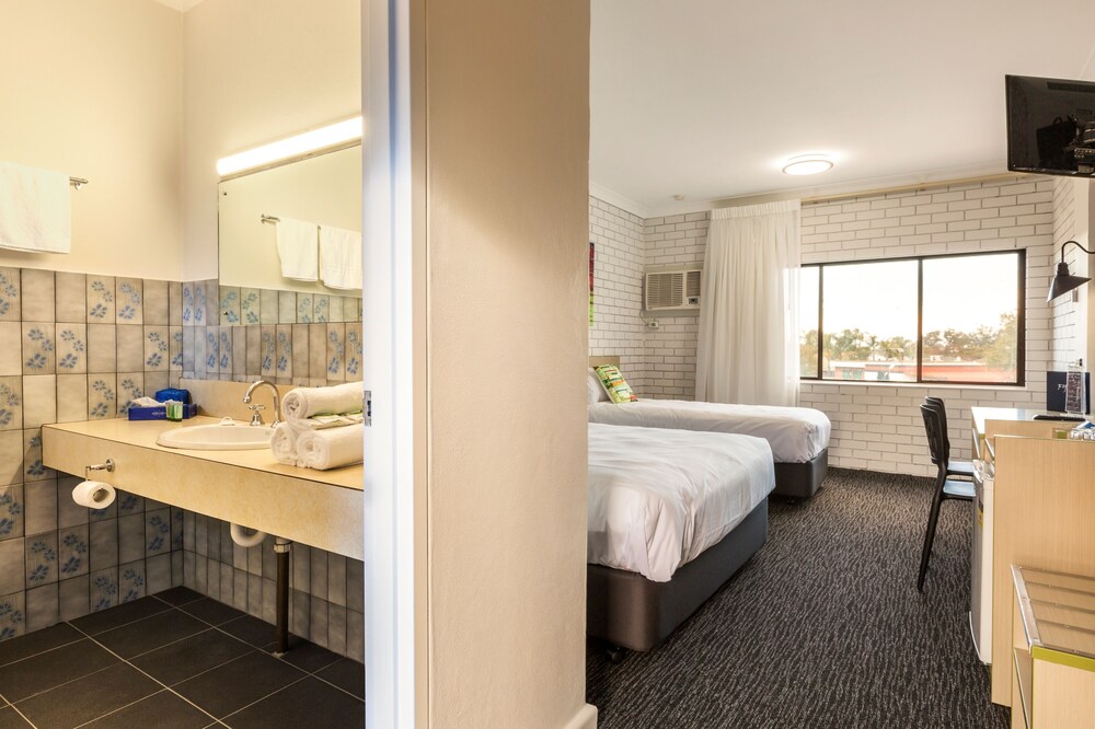 BOOMERANG HOTEL 46/48