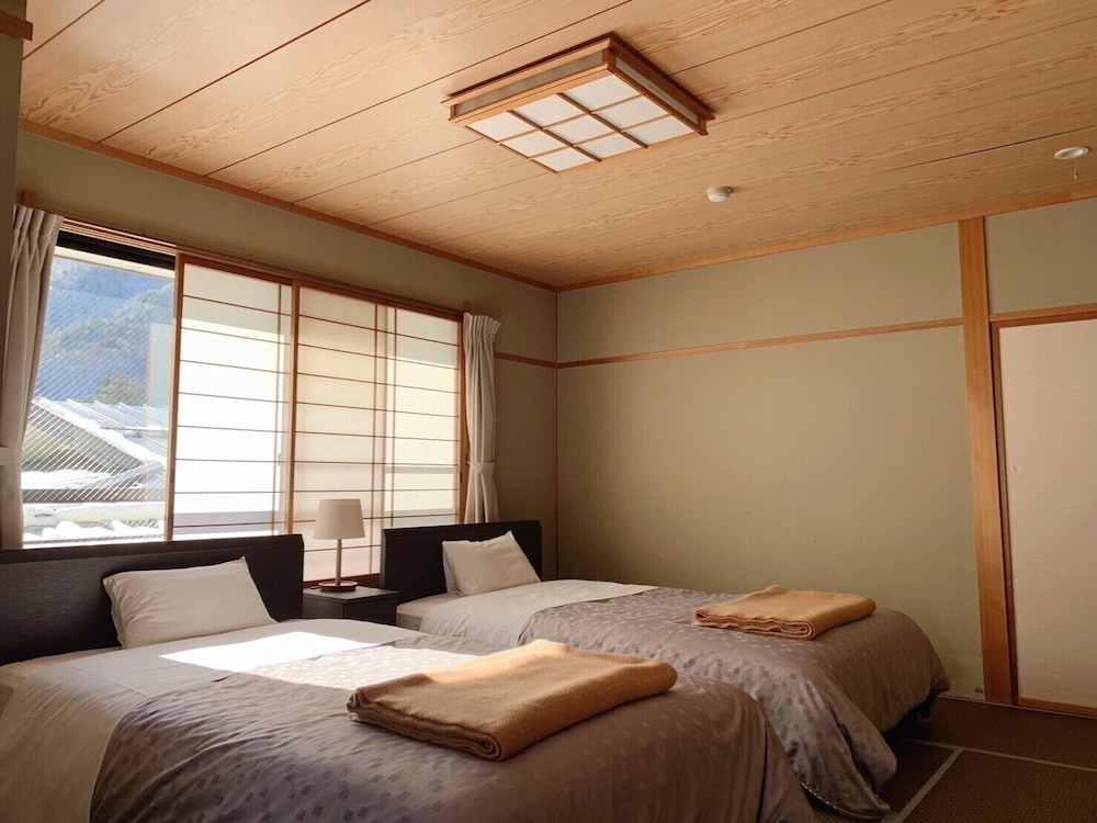 STANDARD, TWIN BEDS, SHARED BATHROOM