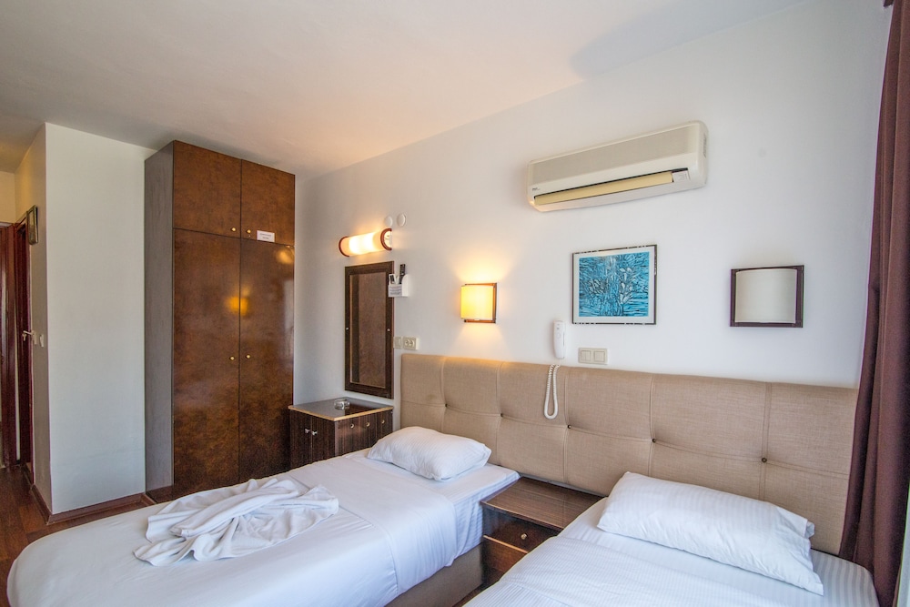 Sunday Hotel 18/50