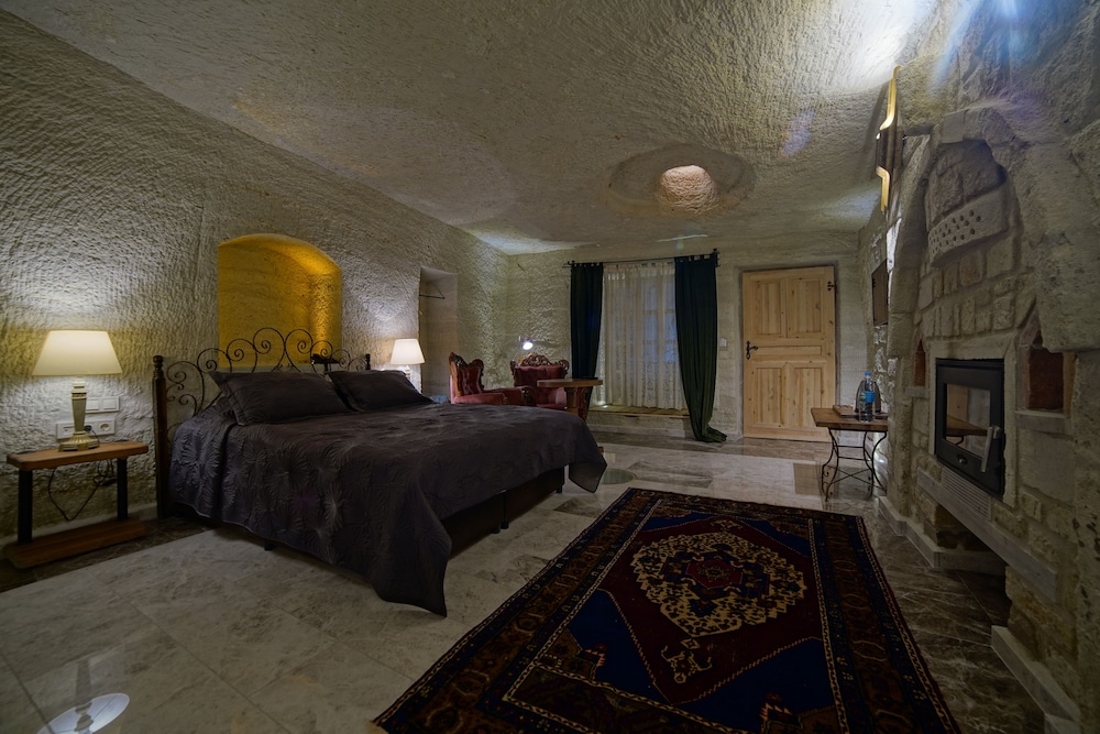 CAVE, SUITE