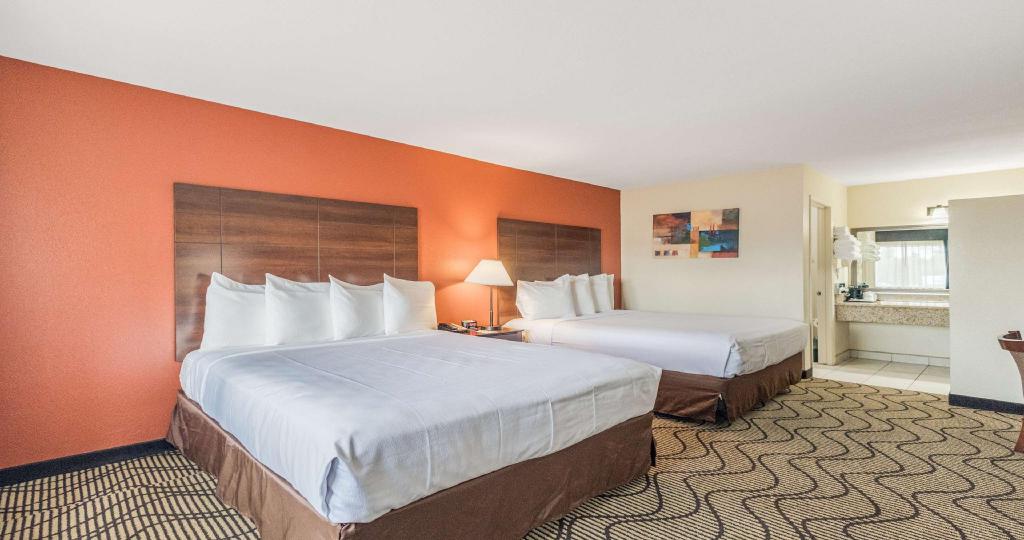 Room, 2 Queen Beds, Dining Area, Kitchenette