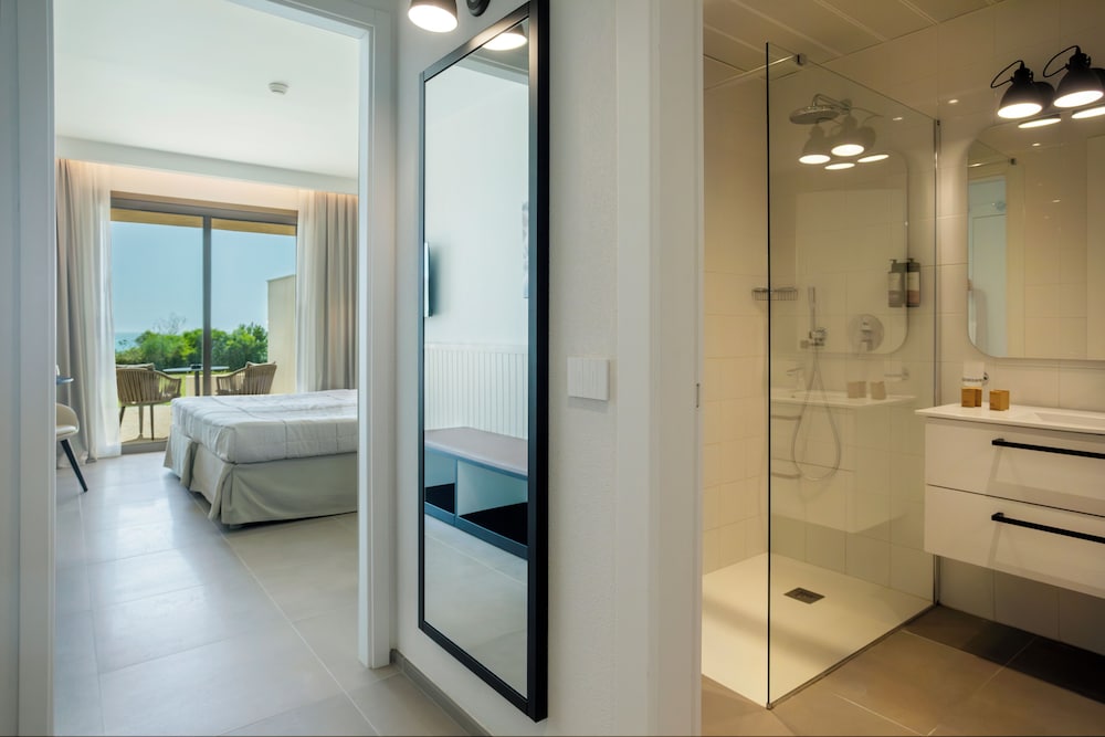 غرفة كلاسيكية بسرير مزدوج بإطلالة على البحر، Mangia's Torre del Barone Resort & Spa 4/5
