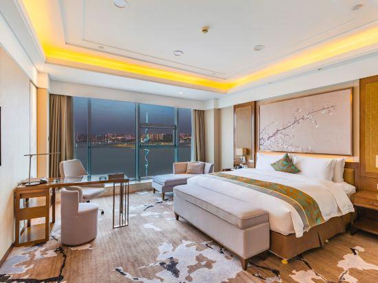 Deluxe, King Bed, River View