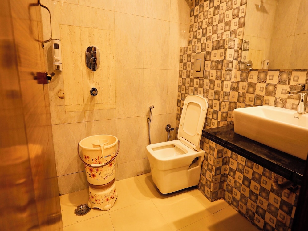 Hotel Gold Star Inn 33/36