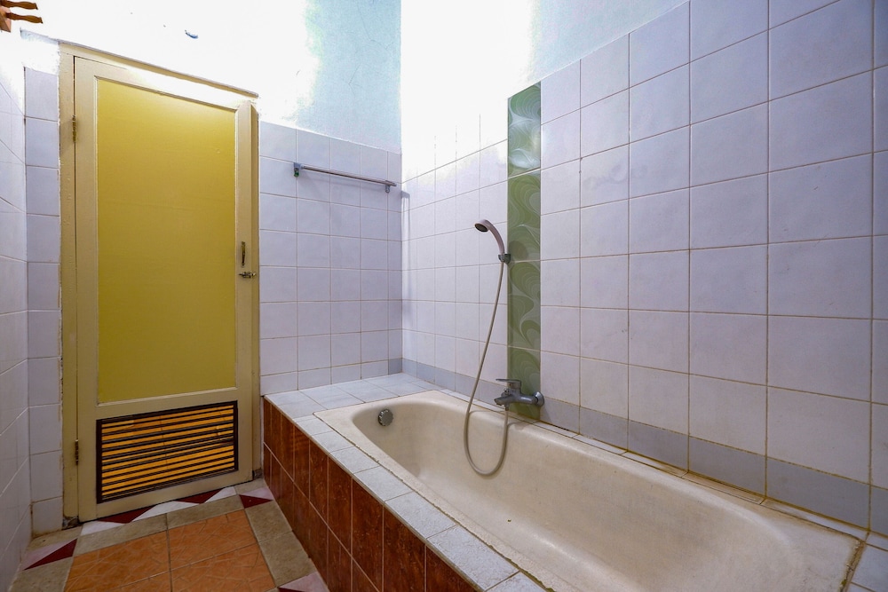 OYO 2855 Sartika Hotel Pati 40/42