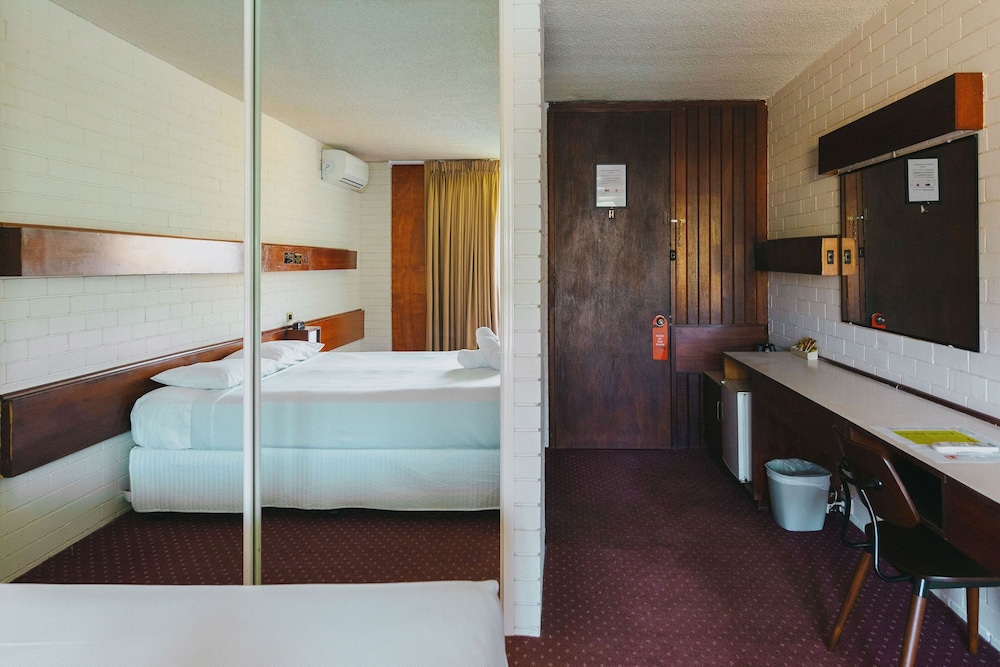 INDIAN OCEAN HOTEL 12/55