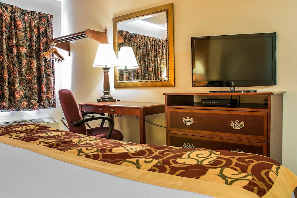 Rodeway Inn Muskegon Airport MI 25/33