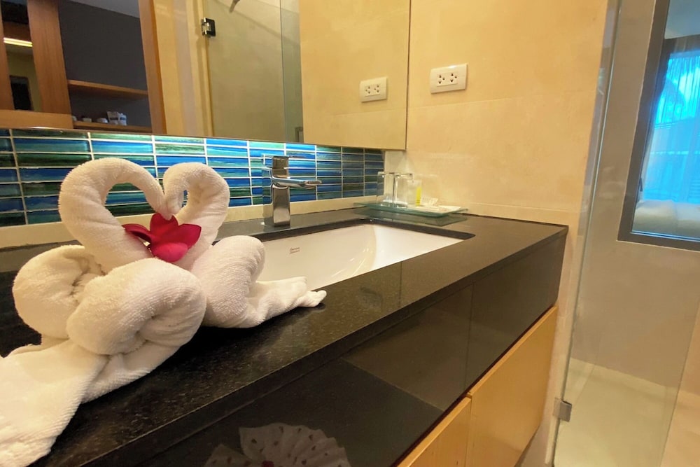 Aqua Resort Phuket 70/70