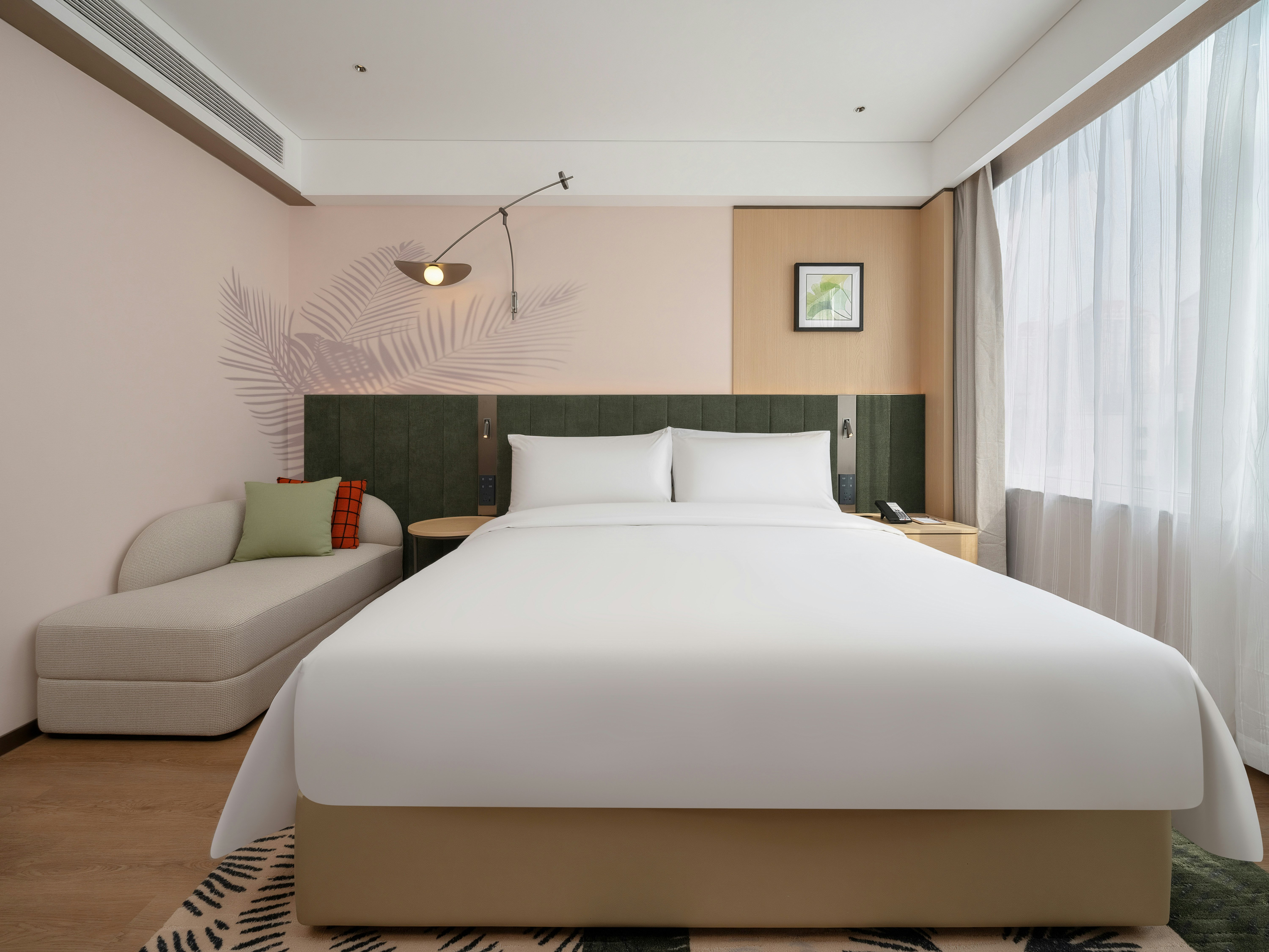DELUXE, KING BED
