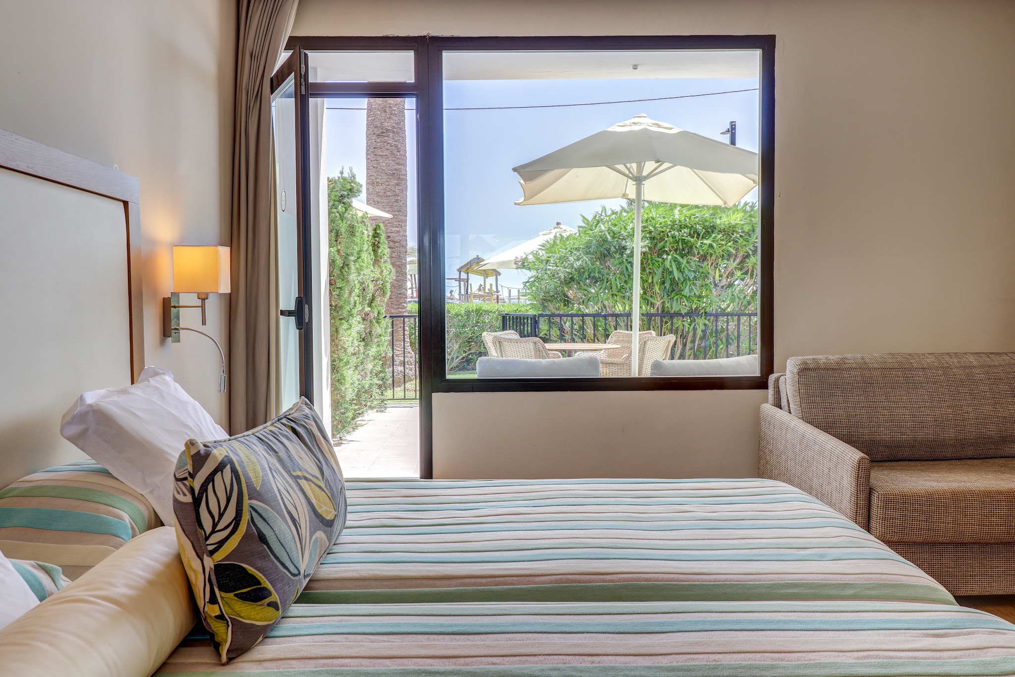 غرفة بسرير مزدوج بإطلالة على البحر بشرفة، Hotel Hoposa Uyal 6/8