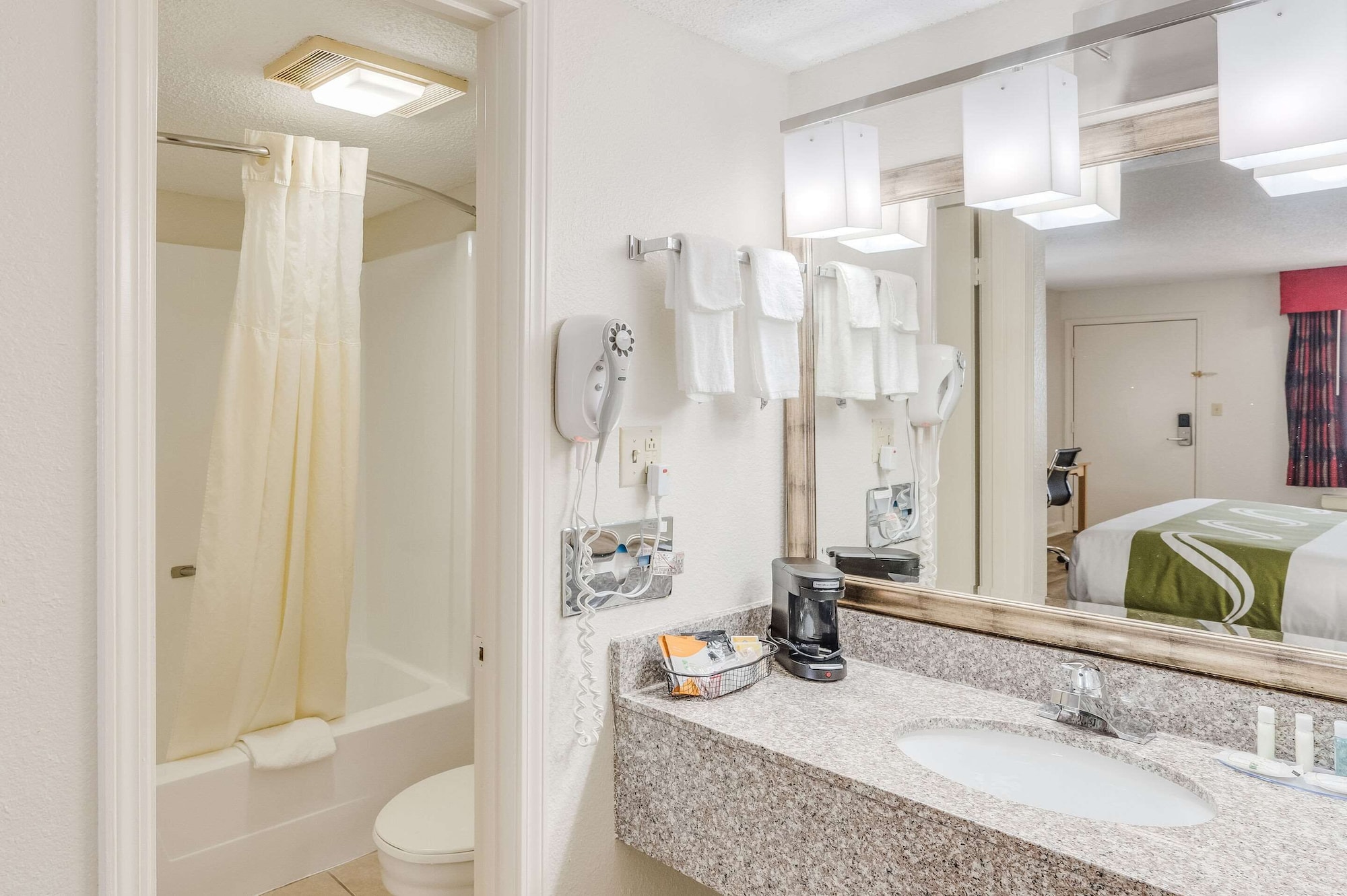 غرفة قياسية بسريرين كوين للمدخنين، Quality Inn and Suites Hot Springs Lake Hamilton 3/4