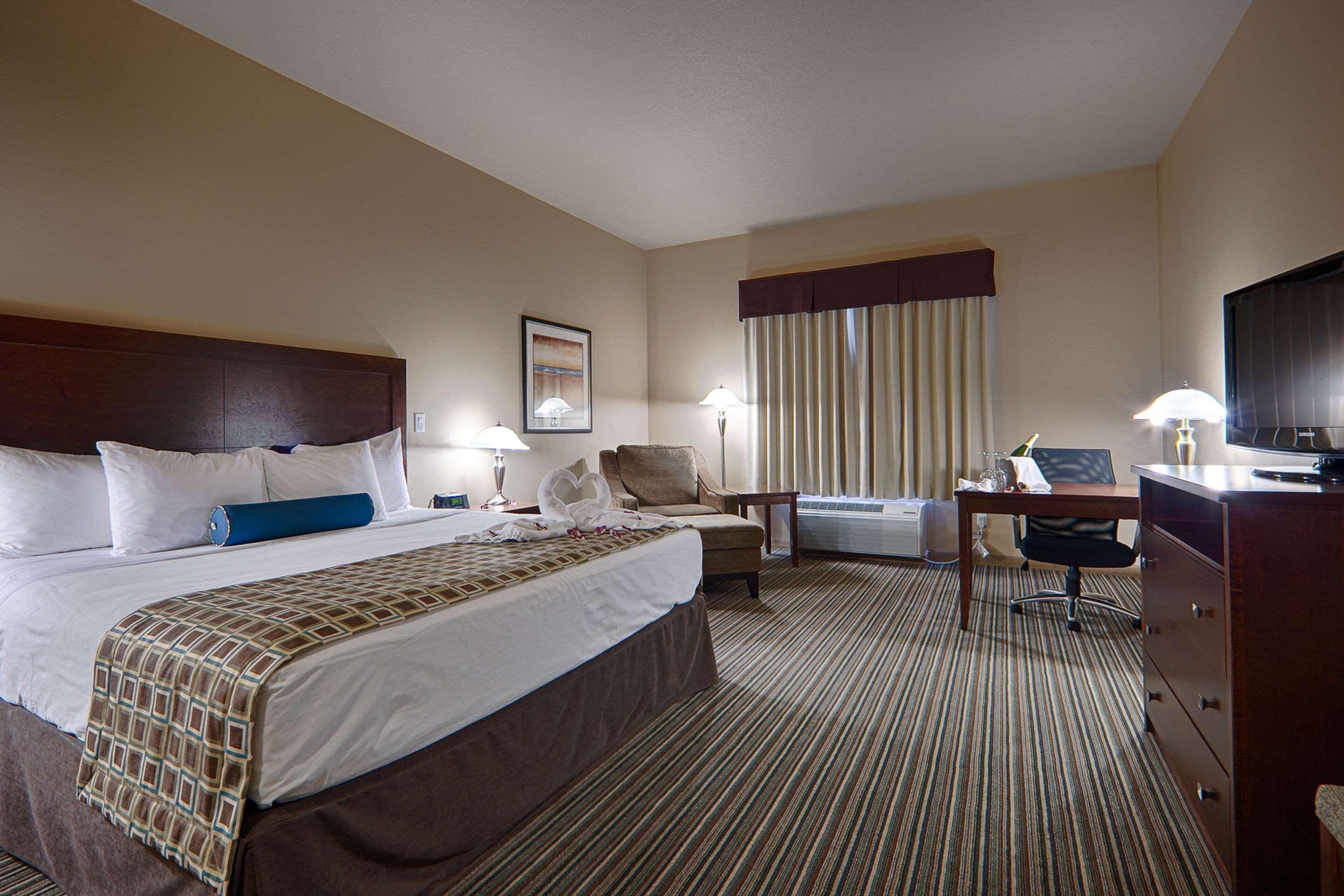 Upgrade, Efficiency, Suite, 1 King and 2 Queen Beds