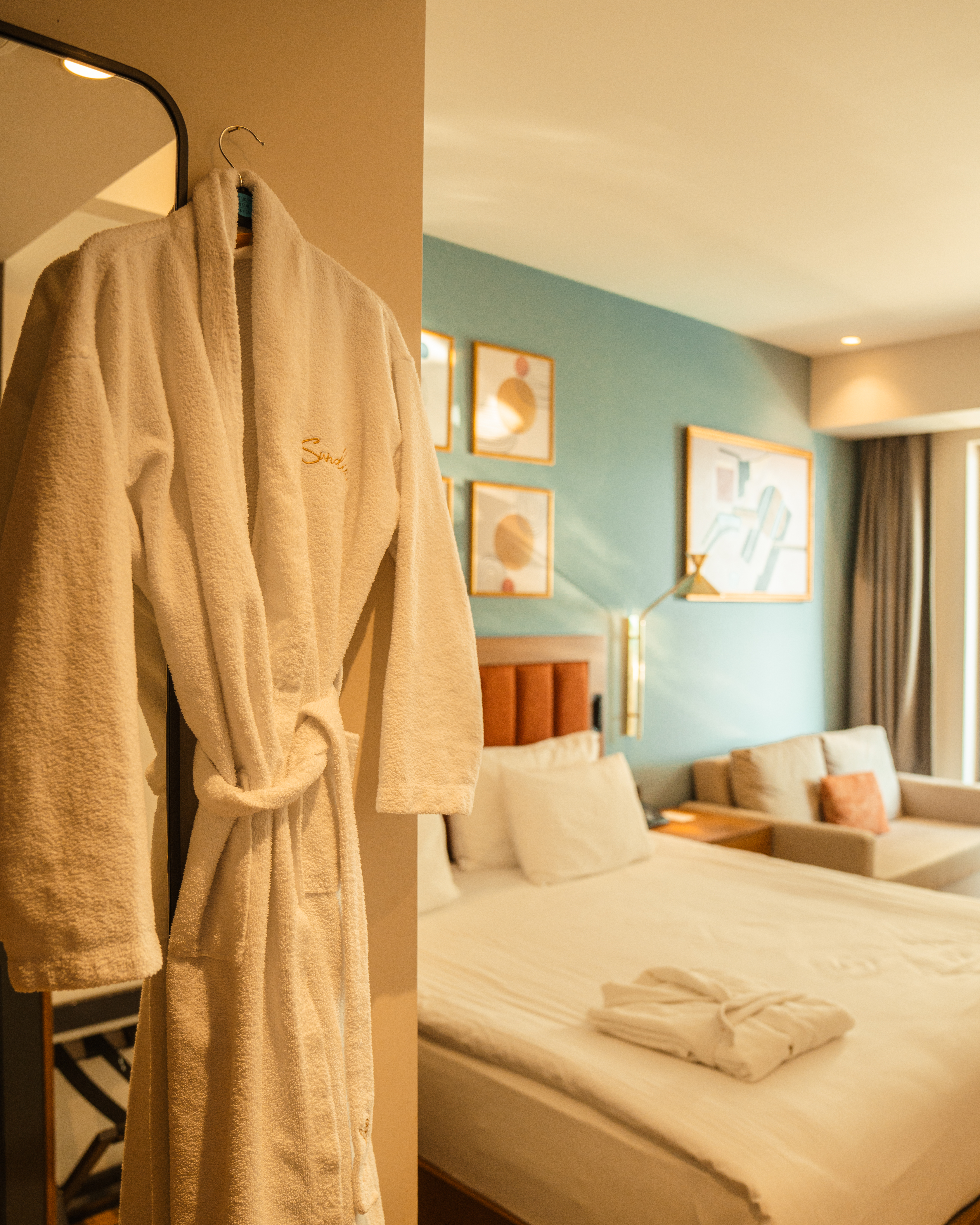 Deluxe, Double Bed, Lateral Side Sea View