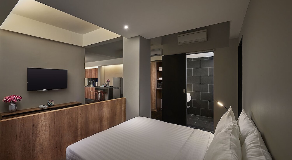 Tropics Eight Suites 18/61