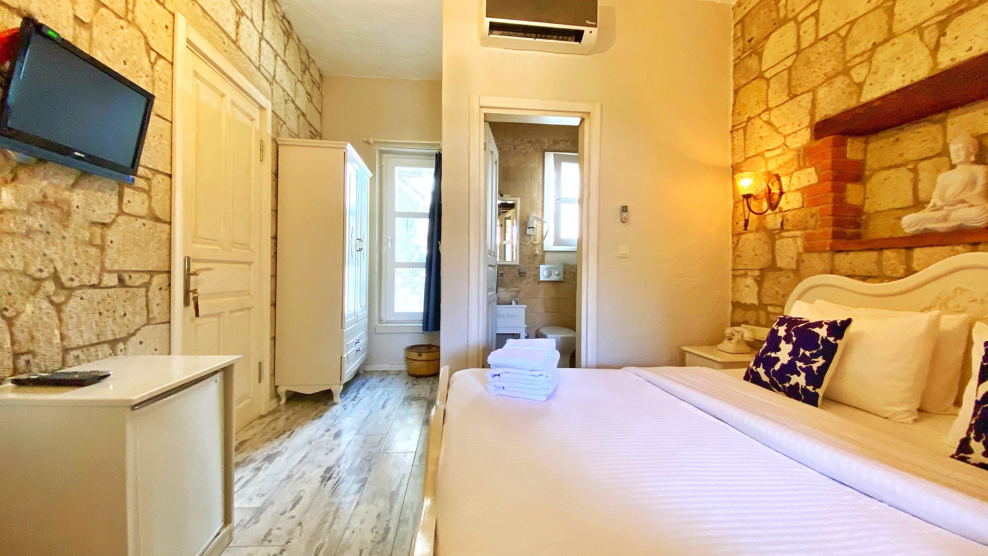 DELUXE, DOUBLE BED