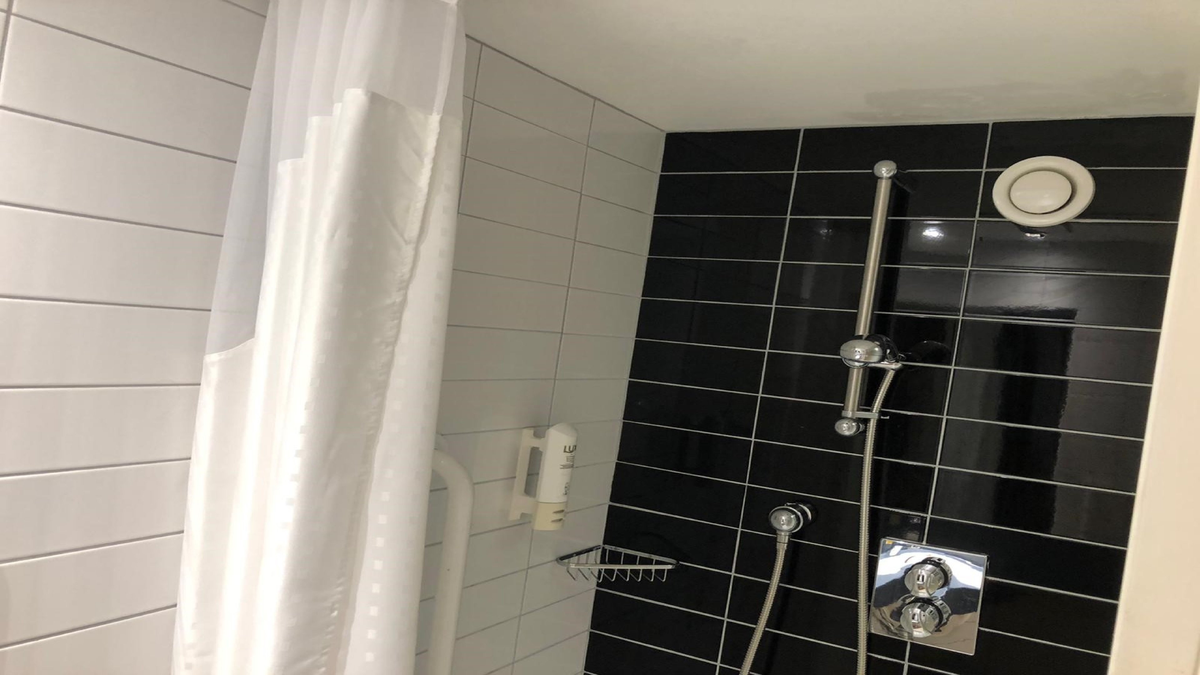 Holiday Inn Express Glenrothes 70/70