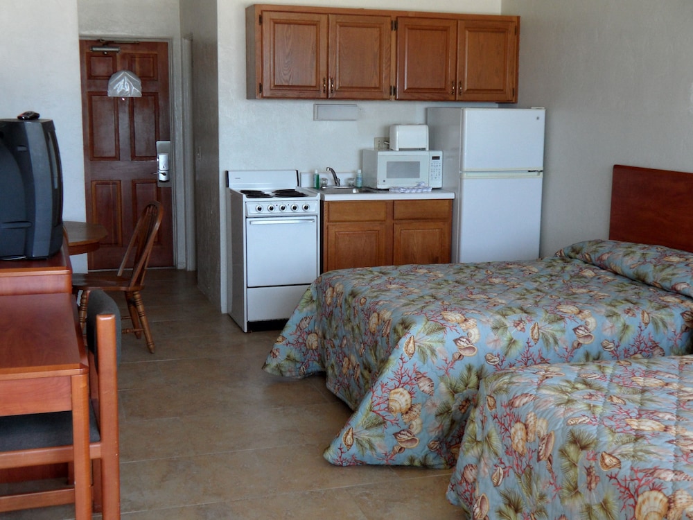 Driftwood Resort 8/70