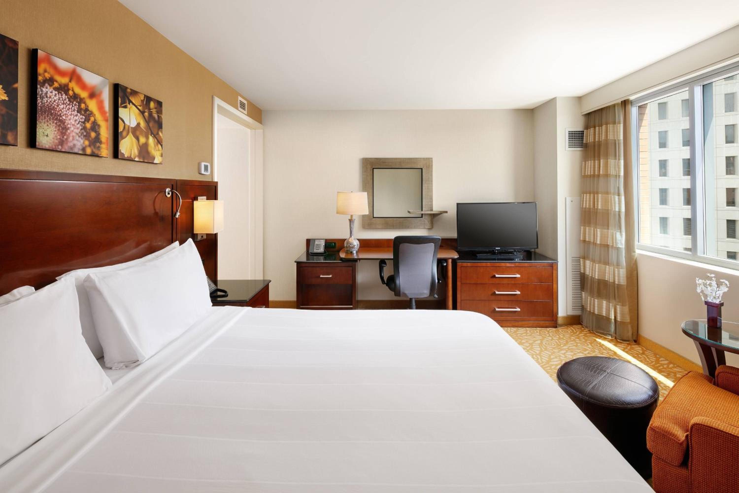 Guest Room, Premium, King Bed, City View, Top Floor