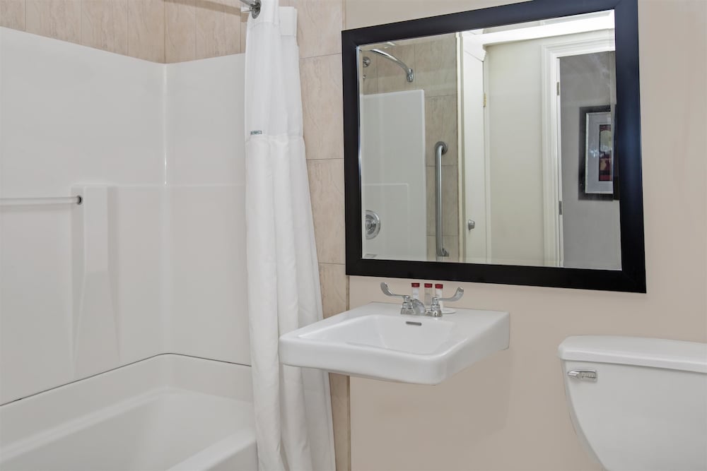 Ramada By Wyndham Staten Island 8/38