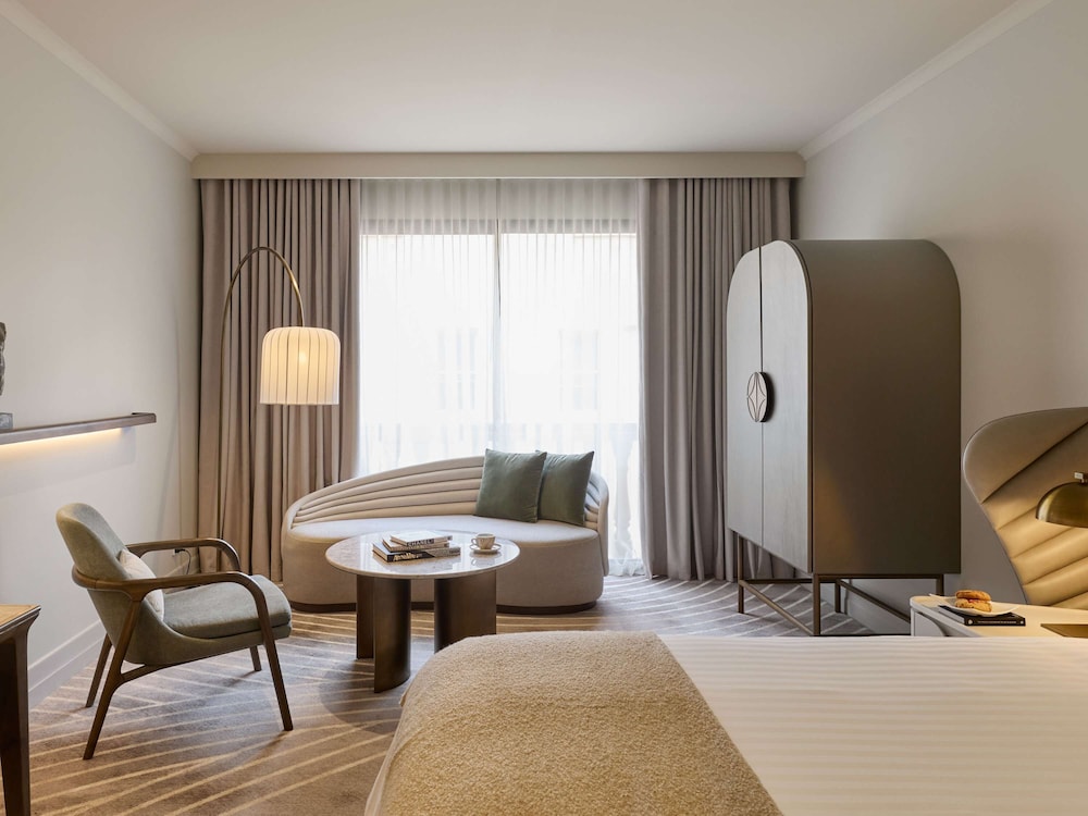 GUEST ROOM, DELUXE, KING BED